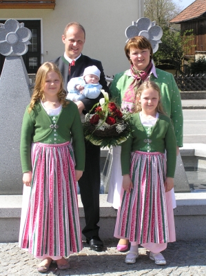 Hochzeitsfoto Christine Kislinger und Hannes Jundwirth mit Kindern